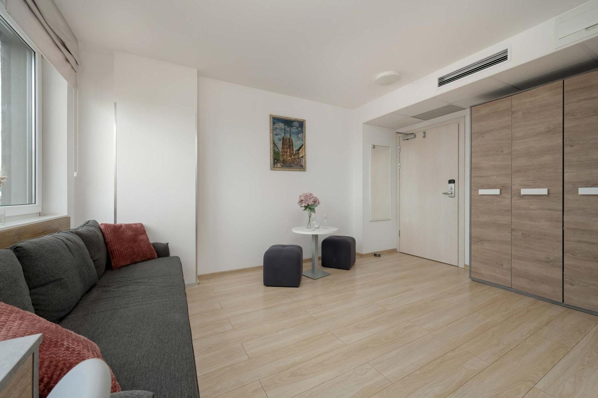 Bright With Air Conditioning Near Zoo By Renters *